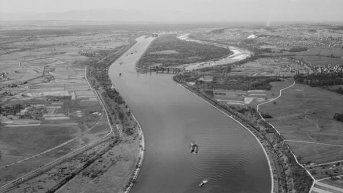 Der Grand Canal d'Alsace von Basel in Richtung Norden, schwarz-weiß Fotografie