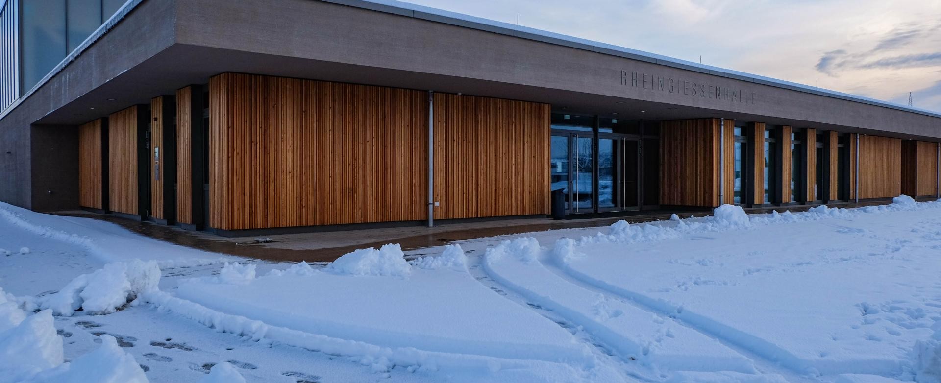 Rheingießenhalle im Winter Rheingießenhalle, vor der Schnee liegt