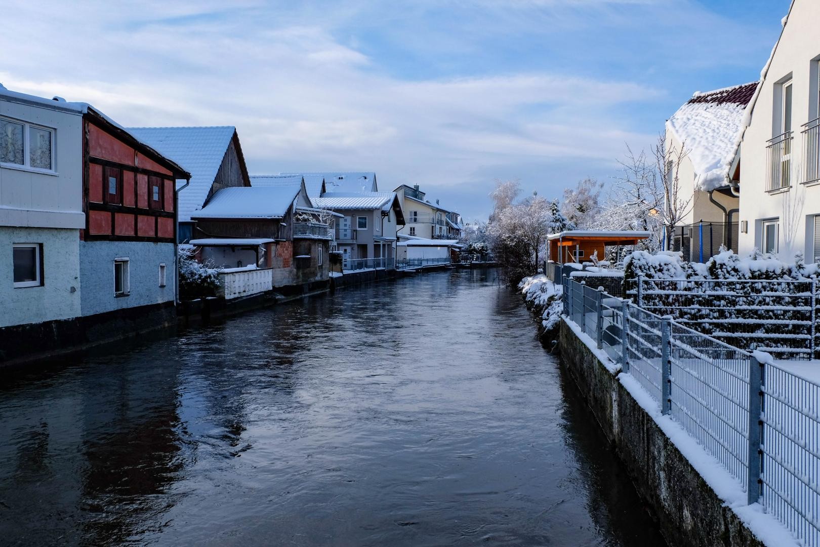 Elz im Winter, an beiden Ufern schneebedeckte Häuser und Höfe