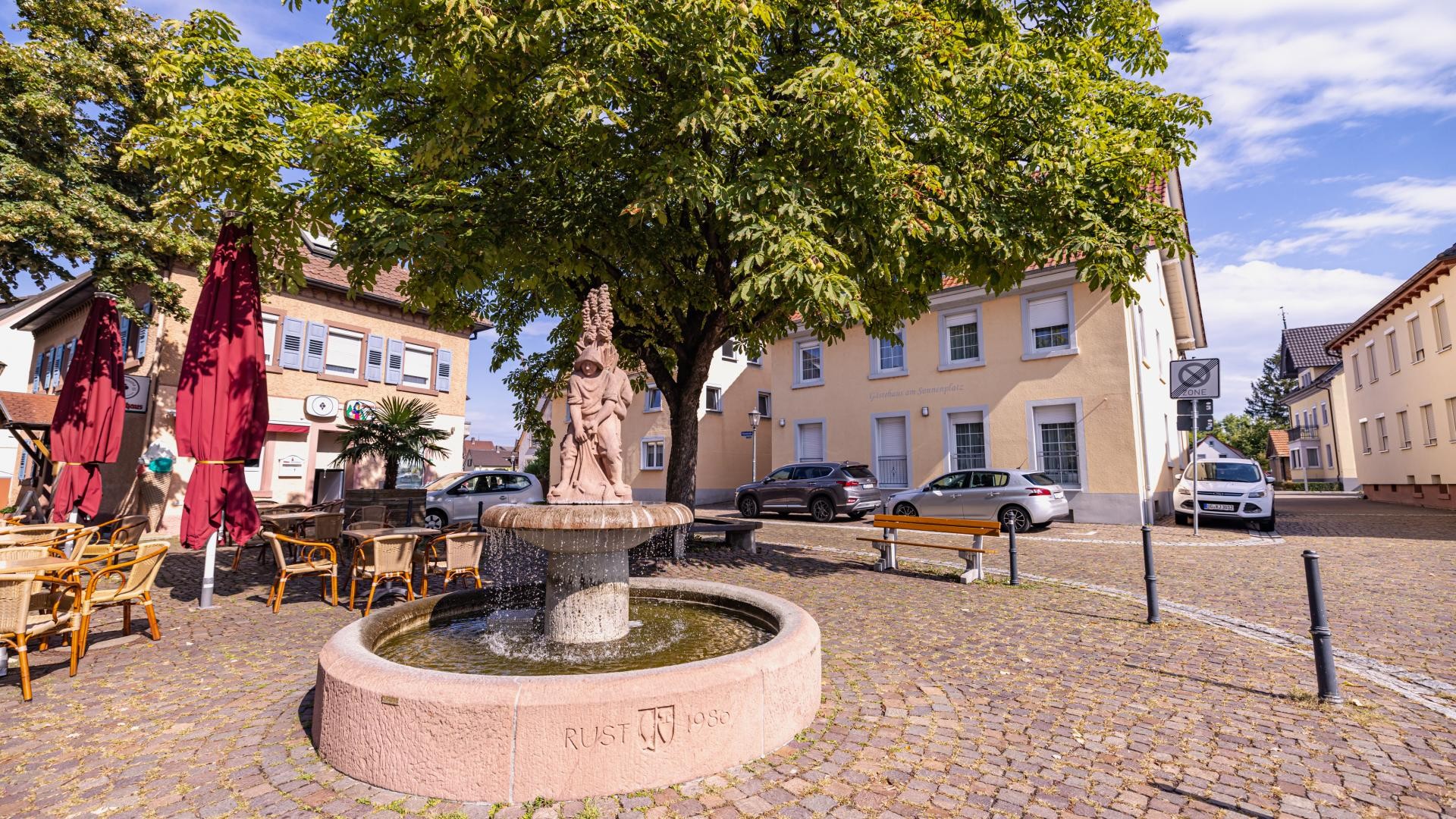 Sonnenplatz Rust Sonnenplatz mit Fischerbrunnen und Lindenbäumen, darunter und drumherum drapeierte Sitzmöglichkeiten