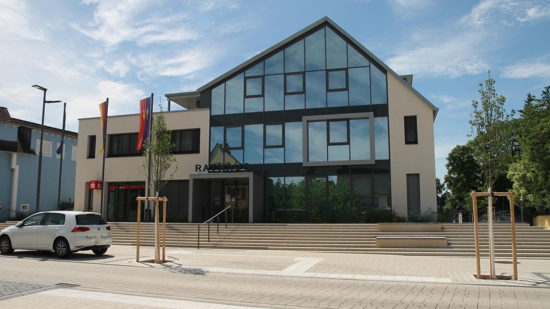 Ruster Rathaus Ostansicht des Rathauses mit großer Glasfront und über das Eck reichendem Treppenaufgang