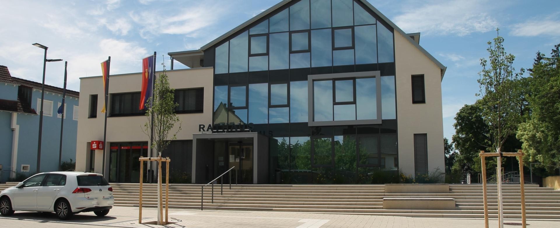 Rathaus Rust Ostansicht des Rathauses mit großer Glasfront