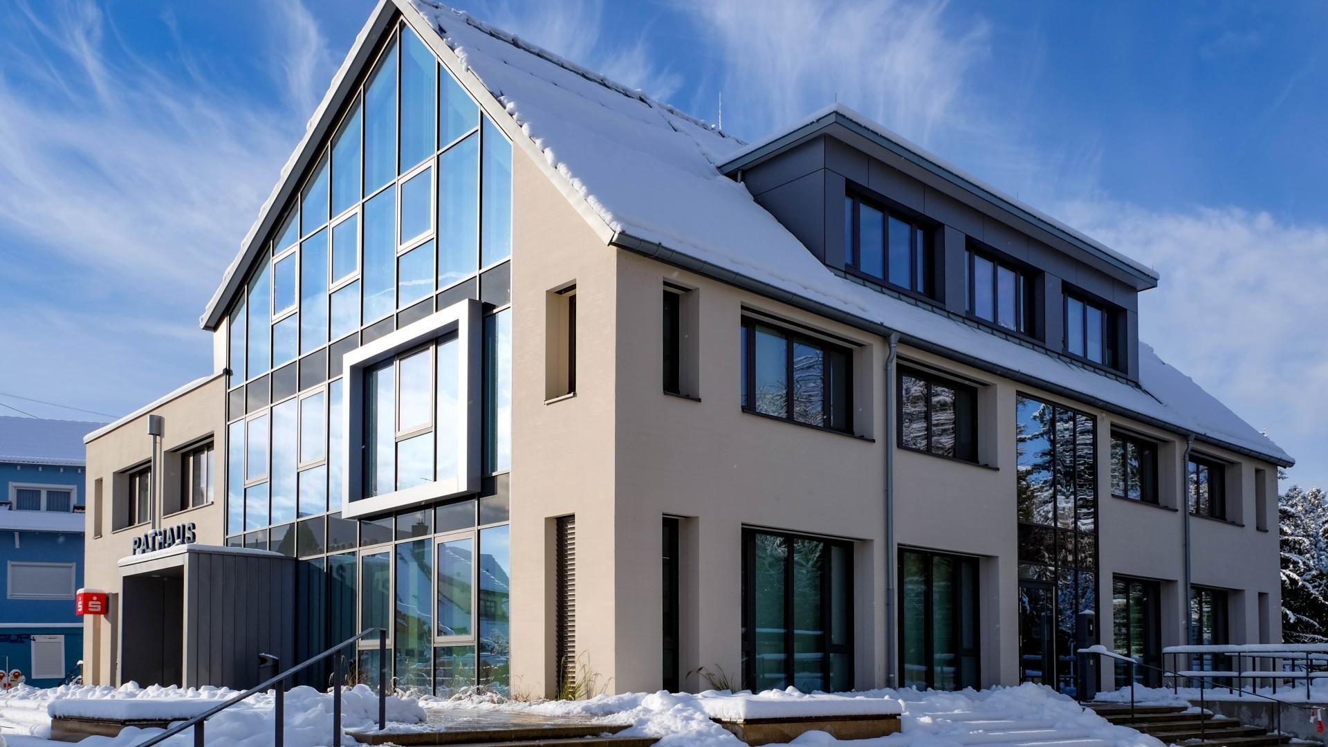 Ostansicht des Rathauses mit großer Glasfront und über die gesamte Front reichendem Treppenaufgang