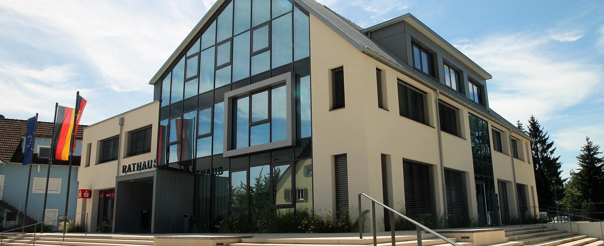 Rathaus Rust Ruster Rathaus von Osten aus gesehen, davor eine über Eck liegende, große Treppe