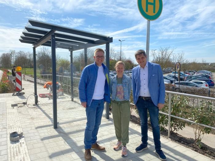 Bürgermeister Kai-Achim Klare, Bauamtsleiterin Melanie Graß und Lukas Scheub vom Europa-Park freuen sich über die Realisierung der neuen Haltestelle