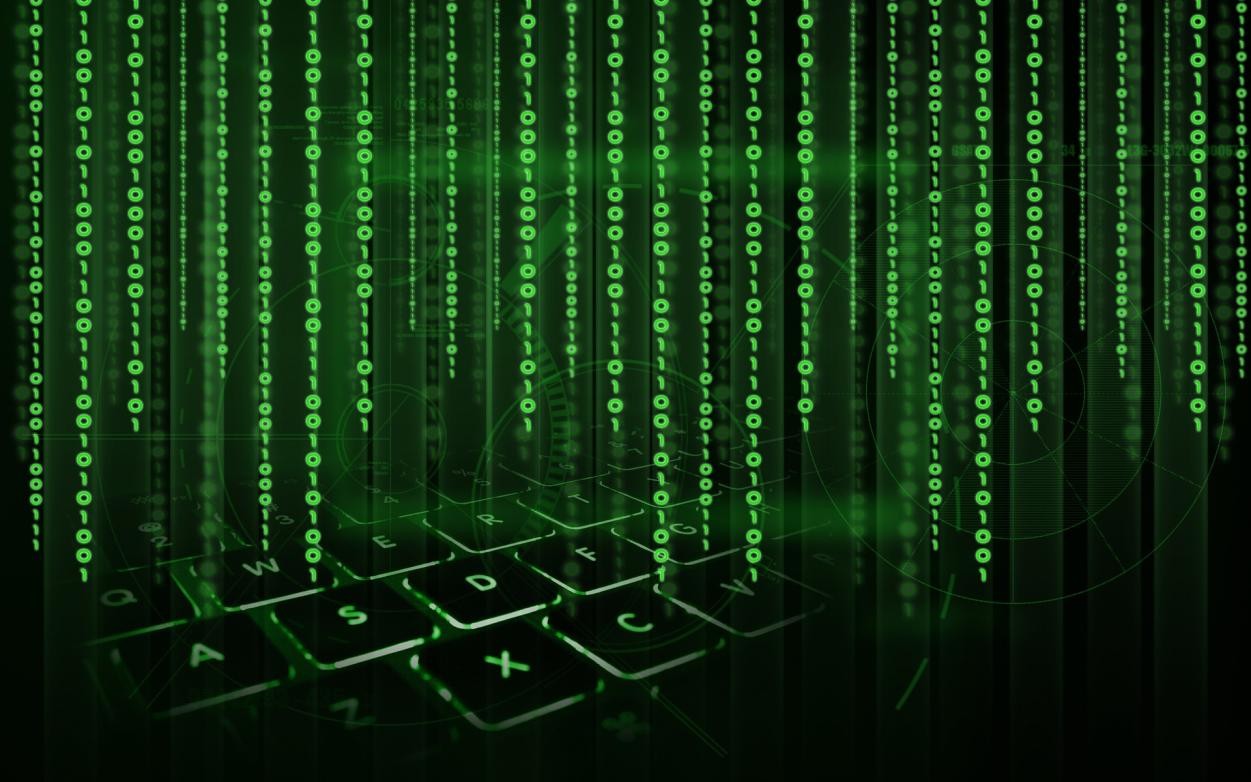 Datenschutz Computer-Zahlenreihen, die in grüner Schriftfarbe nach unten führen, darunter eine schwarze Tastatur mit leuchtenden, grünen Schriftzeichen
