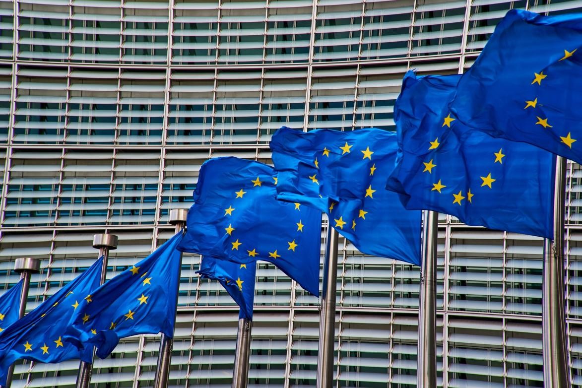 Flaggen der Europäischen Union vor einem Gebäude in Brüssel
