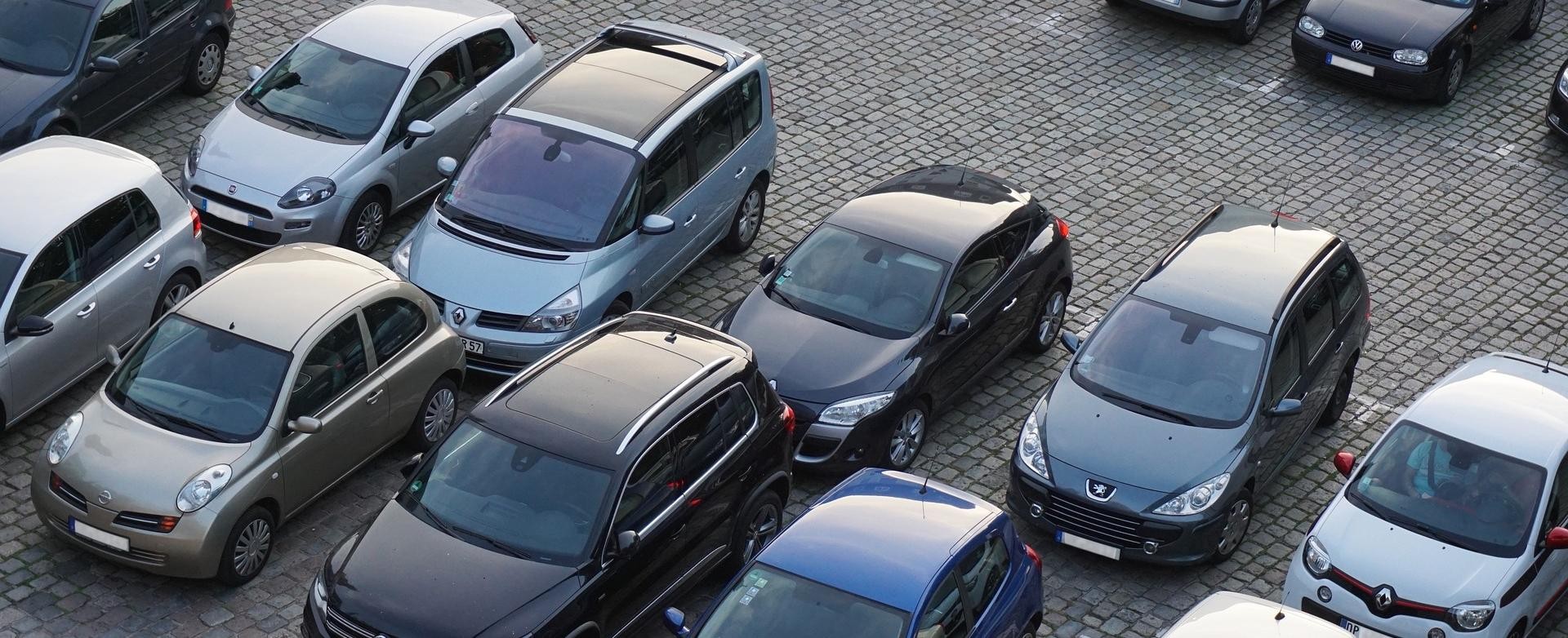 Parken viele Autos, die von oben auf einem Parkplatz fotografiert sind