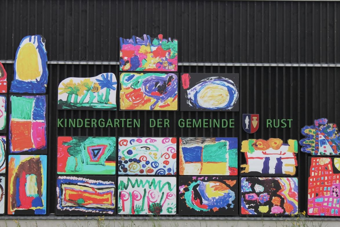 Fassade des Elzwiesen Kindergarten künstlerisch gestaltet von den Kindern