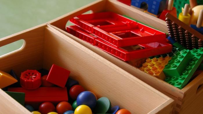 Elzwiesen Kindergarten_ Spielzimmer Kiste mit Bauklötzen