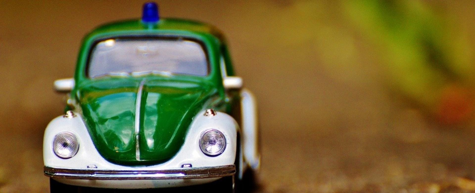 Bevölkerungsschutz Modell eines VW Käfers als altes Polizeiauto mit noch grüner Farbe