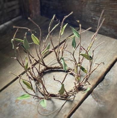 Märchenzeit Eine gebundene Krone aus Zweigen mit grünen Olivenblättern