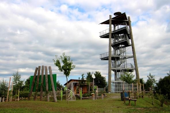 Klimawandelgarten Blick auf den Klimawandelgarten mit verschiedenen Erkundungsstationen, rechts der Aussichtsturm