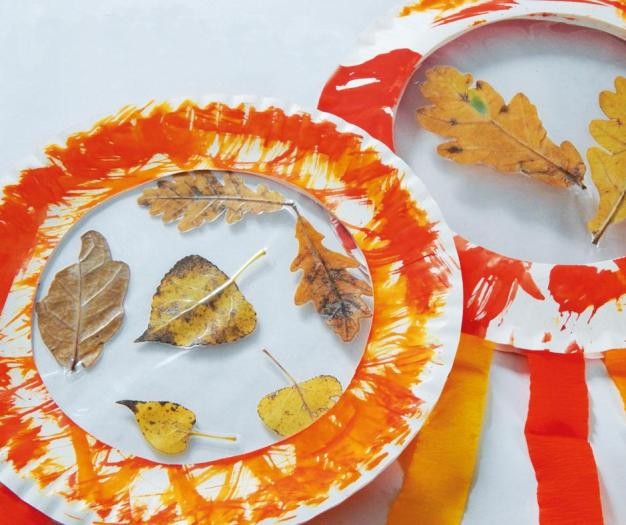 Sonnenfänger basteln zwei Beispiele gebastelter Sonnenfänger aus Papptellern, gefüllt mit Herbstlaub