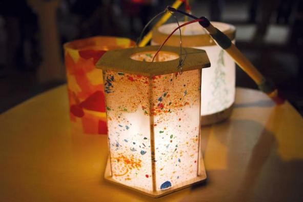 gebastelte Laterne selbst gebastelte Holzlaterne, dessen Schirm mit bunten Sprenkeln verziert ist