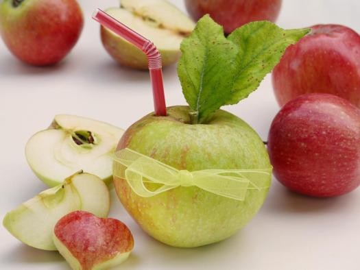 Apfel mit Strohhalm Apfel mit Strohhalm