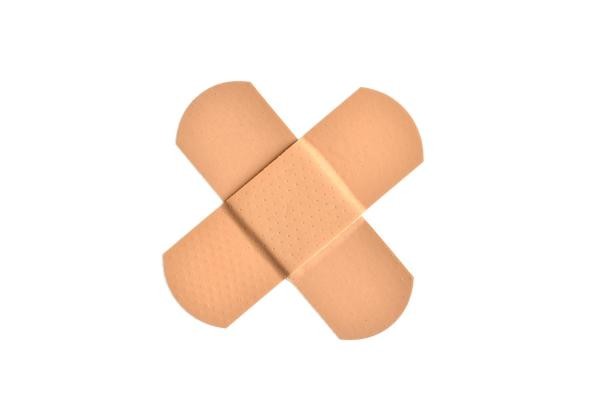 Erste Hilfe Zwei Pflaster überkreuz gelegt