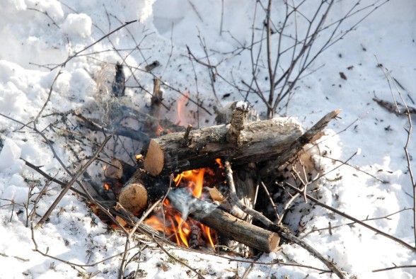 Winterlagerfeuer Lagerfeuer im Schnee