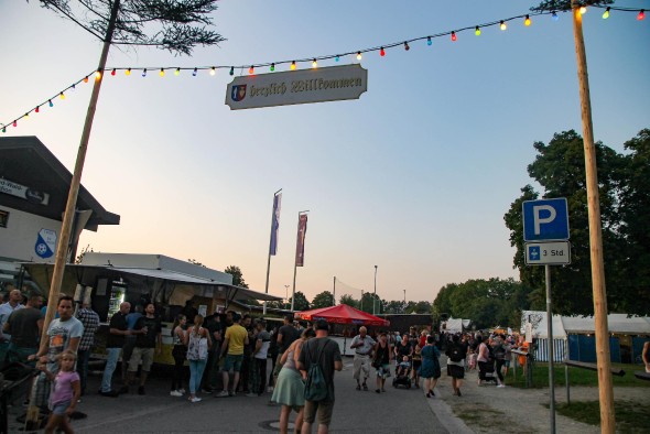 Eingang zum Ruster Straßenfest Eingang zum Ruster Straßenfest, darüber hängt ein handgemaltes Willkommens-Schild