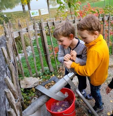 Kinder an der Wasserspirale im Klimawandelgarten