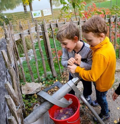 Kinder an der Wasserspirale im Klimawandelgarten