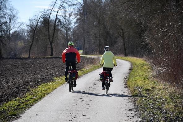 Zwei Radfahrer auf Feldweg im Winter Zwei Radfahrer auf Feldweg im Winter