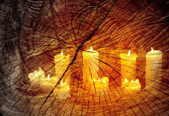 Kerzen, die sich auf Holzscheibe widerspiegeln
