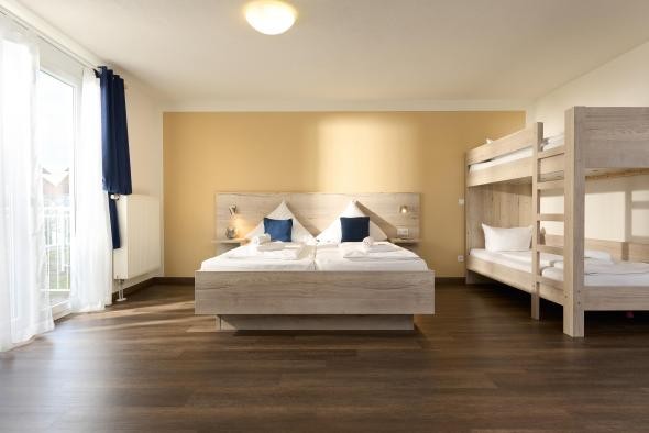 Fünfbettzimmer mit Doppelbett und Etagenbett