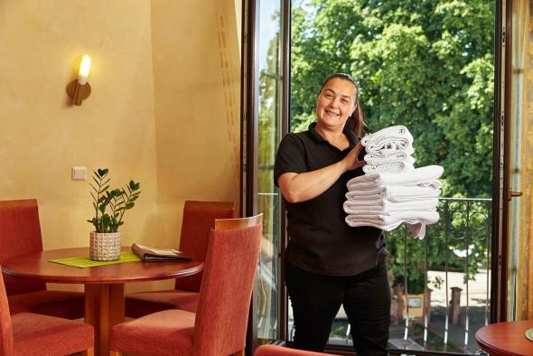 bild2hotel Frau mit Handtüchern