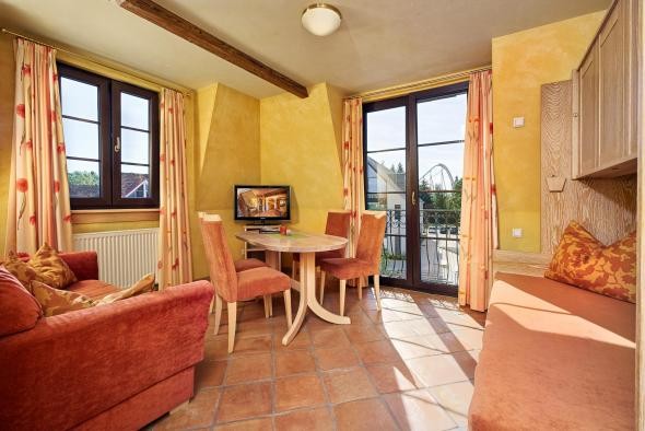 bild3hotel Hotelzimmer mit Sofa, Tisch und Stühlen