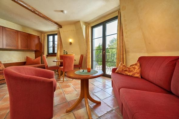 bild4hotel Hotelzimmer mit Sofa, Tisch und Stühlen