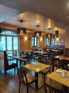 bild1restaurant_2 Restaurant mit Tischen und Stühlen