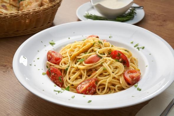 Spaghetti mit Tomaten im Teller