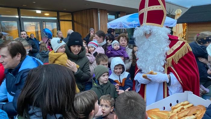 Nikolaus verteilt Weckmänner an Kinder
