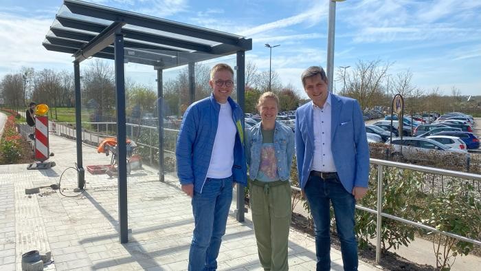 Bürgermeister Kai-Achim Klare, Bauamtsleiterin Melanie Graß und Lukas Scheub vom Europa-Park freuen sich über die Realisierung der neuen Haltestelle