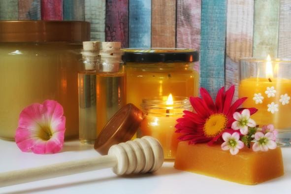 Kerzen verschiedene Produkte von Bienen in unterschiedlichen stofflichen Zusammensetzungen werden präsentiert: Öl, Kerzen, Seifen, Honig
