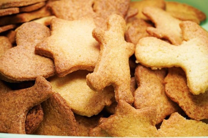Lagerfeuerplätzchen backen Butterplätzchen in verschiedenen, weihnachtlichen Formen