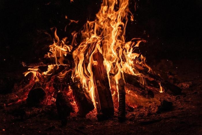 Winterlagerfeuer Lagerfeuer im Schnee