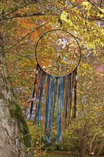 Traumfänger Traumfänger hängt zwischen Ästen