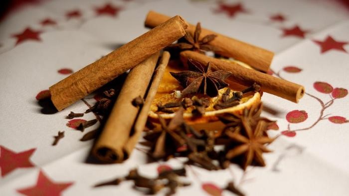 Was Duftendes zur Weihnachtszeit Zimtstangen und Anissterne auf einer getrockneten Orangenschale