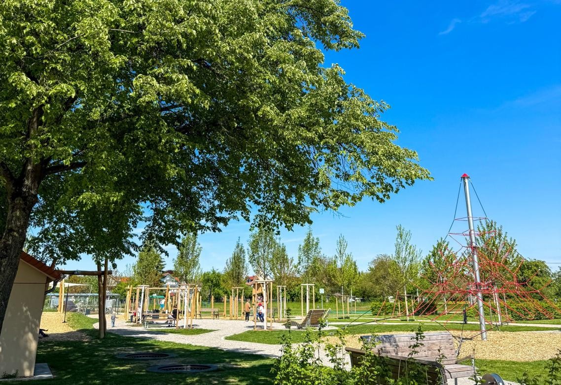 Freizeiteinrichtungen Spielplatz mit Schaukel und Wippe