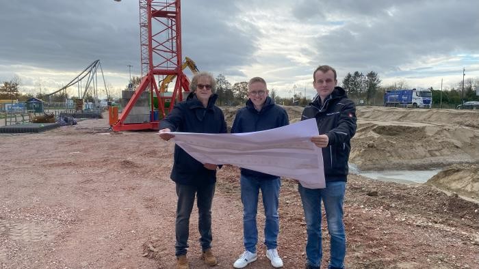 Michael Thoma (Europa-Park), Kai-Achim Klare (Bürgermeister) und Tobias Decoux (EP-Bauleitung) vor der Baugrube für das Parkhaus am Tipi-Dorf. v.l.: Michael Thoma (Europa-Park), Kai-Achim Klare (Bürgermeister) und Tobias Decoux (EP-Bauleitung) vor der Baugrube für das Parkhaus am Tipi-Dorf.