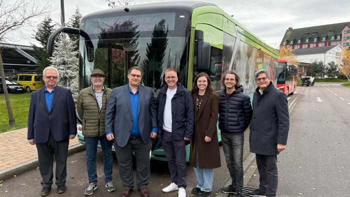 Karl Rist, Gemeinderat Ewald Scherer, Frank Heilmann, Bürgermeister Kai-Achim Klare, Mareike Kopf, Gemeinderat Benjamin Peter und Lukas Scheub vor dem neuen Elektro-Rust-Bus Karl Rist, Gemeinderat Ewald Scherer, Frank Heilmann, Bürgermeister Kai-Achim Klare, Mareike Kopf, Gemeinderat Benjamin Peter und Lukas Scheub vor dem neuen Elektro-Rust-Bus