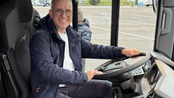 Fürs Pressefoto durfte sich auch Bürgermeister Kai-Achim Klare hinters Steuer setzen Fürs Pressefoto durfte sich auch Bürgermeister Kai-Achim Klare hinters Steuer setzen