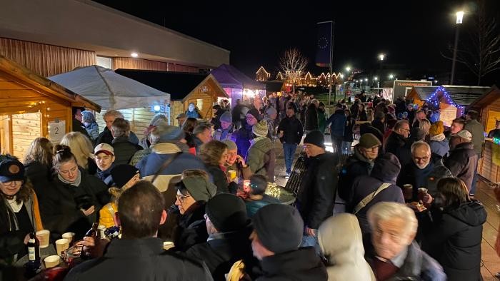 Viele Menschen rund um die Rheingießenhalle