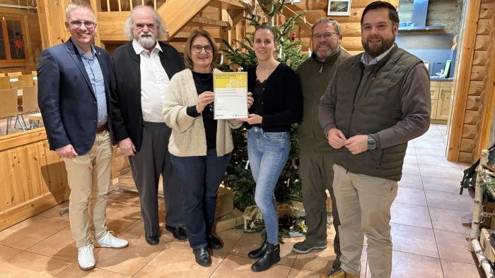 Bürgermeister Kai-Achim Klare, Karl-Heinz Debacher, Renate Günter-Bächle, Isabelle Waldinger, Ranger Axel Leuthner sowie Alexander Schindler freuen sich über die Auszeichnung Bürgermeister Kai-Achim Klare, Karl-Heinz Debacher, Renate Günter-Bächle, Isabelle Waldinger, Ranger Axel Leuthner sowie Alexander Schindler freuen sich über die Auszeichnung