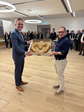 Architekt Bernd Billharz überreicht Bürgermeister Klare ein gebackenes Herz aus Hefeteig