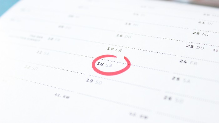 Belegungspläne Ein weißer Kalender mit einem mit rot eingekreisten Datum