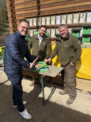 Bürgermeister Kai-Achim Klare, Umweltamtsleiter Alexander Schindler und Ranger Axel Leuthner fertigen gemeinsam einen Fledermauskasten an.