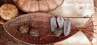 Weidenkorb in Fischform mit Dekoartikeln darin